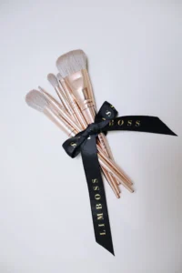 Magazine-LIMBOSS-BEAUTY-Brush-Set-with-Black-Bow